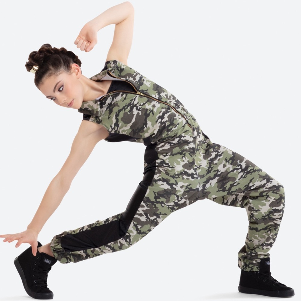 Revolution Dancewear Let the Bass Go
Acro/Hip Hop Dance Costume
Med Child